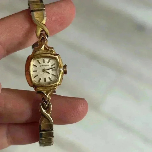 CARAVELLE vintage gold  band woman analog watch 6.5 inches - Picture 6 of 8